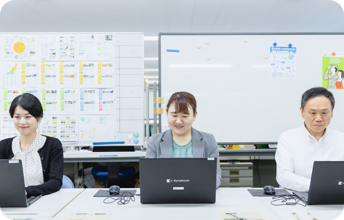 東京リーガルマインドの社員3名の業務作業中