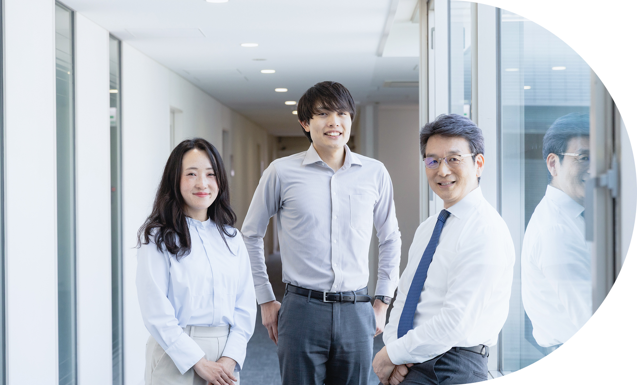 東京リーガルマインドの社員3名の画像