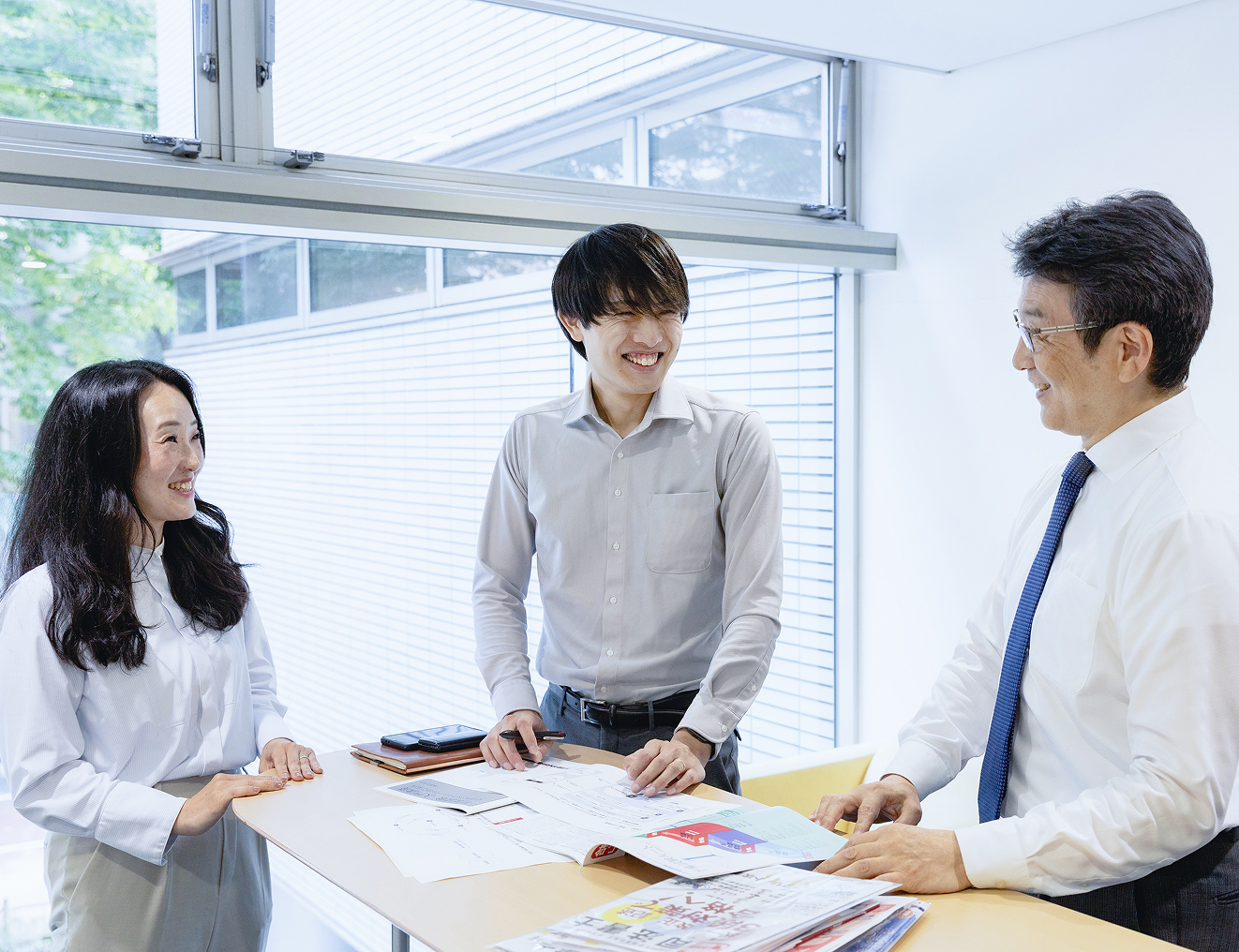 商品企画 笑顔でミーティング